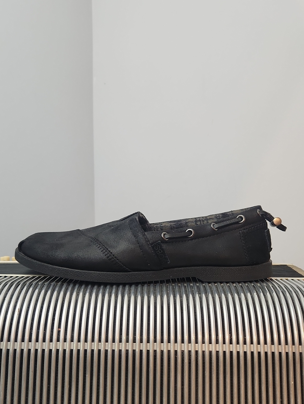CLOSE TO NEW BOB'S BLACK LEATHER SLIP ON LOAFER SIZE 8.5